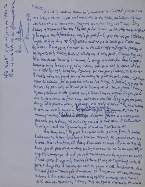 BARTHOU Louis (1862-1934) homme politique et historien [AF 1918, 28e f].
MANUSCRIT autographe signé « Louis Barthou », [Rapport sur les prix de vertu], 1930 ; 19 pages in-4 montées sur onglets, reliure demi-chagrin tête de nègre (M.-P. Trémois).

Rapport à l’Académie française sur les prix de vertu.
Ce discours fut prononcé le 4 décembre 1930, en tant que directeur de l’Académie.
Barthou prononce le traditionnel rapport sur les prix de vertu décernés par l’Académie en 1930, signalant les personnes méritantes et rendant hommage à plusieurs œuvres caritatives, pour conclure : « Le sentiment du Bien n’est pas en France la chose la moins répandue. Le Dévouement n’y connaît pas de chômage. La Vertu n’y est pas un mot stérile. Qu’il se regarde ou qu’il se compare, un tel pays n’a rien à craindre de ses destinées. ».
Le manuscrit, à l’encre bleue sur papier bleu, présente de nombreuses ratures, corrections et additions. Il est dédicacé en tête : « A la “Loriotte”, qui pourrait jouer sur l’Arbre du Bien un air de Vertu, son ami affectueusement dévoué Louis Barthou 9 décembre 1930 ». Il s’agit probablement de Mme Lorette Guilliotte, citée dans le rapport, âgée de 82 ans : « Restée veuve depuis 1913 elle a dû, après une existence qui ne fut jamais heureuse, assumer les plus lourdes charges, une fille, une petite-fille et un petit-fils, tous de santé précaire, et quatre arrière-petits-enfants, dont l’aîné a sept ans. Pour faire face aux besoins de ces existences dont elle est presque l’unique soutien, Mme Guilliotte entretient des nourrissons ou des enfants de trois à onze ans. Elle n’en a guère élevé moins d’une centaine. Ayant elle-même mis au monde deux garçons et six filles, son expérience et sa sollicitude maternelles ont inspiré partout autour d’elle la confiance, l’estime et la gratitude »...
On joint 3 L.A.S. à Joseph Bédier, 1920-1922.
BARTHOU Louis : voir n° 929.