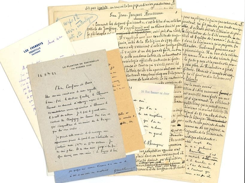 BOURGET Paul (1852-1935) [AF 1894, 33e f].
MANUSCRIT en partie autographe signé « Paul Bourget », Sur Jean-Jacques Rousseau, [juin 1912] ; 5 pages et demie in-4.

Virulent texte contre Jean-Jacques Rousseau, à l’occasion du bicentenaire de sa naissance. 
[Le texte, de la main d’un secrétaire, présente des ratures et corrections ; la conclusion (une vingtaine de lignes) est entièrement autographe.]
Après avoir vanté le « ferme et sagace discours de M. BARRÈS » [le 11 juin 1912, refusant de voter les crédits pour la célébration nationale du bicentenaire de la naissance de Rousseau], Bourget ironise : « C’est qu’aujourd’hui le portrait mental de Rousseau a été fixé dans ses lignes profondes […]. Ce prétendu prophète de la justice sociale, comme dit M. Viviani, fut un déséquilibré de la plus classique espèce ». Rousseau n’est, à ses yeux, qu’un maniaque paranoïaque, qui relève de la psychiatrie, victime d’un délire de persécution et d’idées délirantes. Il cite plusieurs professeurs spécialistes et s’accorde à dire avec eux que « l’auteur des Confessions fut un malade mental et le fut toute sa vie. C’est un malade mental que les pouvoirs publics proposent d’honorer comme un des prophètes de la révolution »… 
On joint 7 L.A.S., 1888-1922, à Félix FÉNÉON, Édouard MONTAGNE, Robert de FLERS (2), etc. : discussions littéraires avec des confrères académiciens, remerciements pour des articles, recommandations, etc.

BOURGET Paul : voir n° 1028.
