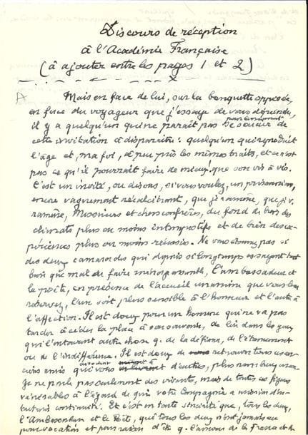CLAUDEL Paul (1868-1955) [AF 1946, 13e f].
MANUSCRIT autographe, et TAPUSCRIT avec corrections et additions autographes (fragments) pour son Discours de réception à l’Académie Française, [décembre 1946] ; 1 page et quart in-fol., et 9 pages in-4 (fentes).

Le discours de réception de Claudel à l’Académie française, écrit en novembre et décembre 1946, fut prononcé lors de sa réception le 12 mars 1947, et recueilli dans Discours et Remerciements (1947).
Nous avons ici le manuscrit d’un passage à insérer « entre les pages 1 et 2 » du texte dactylographié, où Claudel se peint avec humour en ambassadeur, sensible à l’honneur que lui fait l’Académie : « Mais en face de lui, sur la banquette opposée, en face du voyageur que j’essaye de vous dépeindre, il y a quelqu’un qui ne paraît pas se soucier pour le moment de cette invitation à disparaître : quelqu’un qui reproduit l’âge, et, ma foi, à peu près les traits, et ce n’est pas ce qu’il pourrait faire de mieux ! de son vis-à-vis »...
Plus la triple dactylographie des pages numérotées 2, 14 et 25, avec des additions et corrections autographes.

CLAUDEL Paul : voir n° 1048.