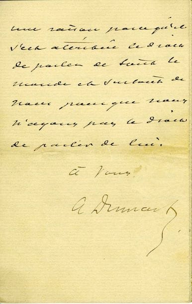 DUMAS fils Alexandre (1824-1895) [AF 1874, 2e f].
L.A.S. « A. Dumas f », [1889 ?], à Gustave CLAUDIN ; 16 pages in-8 (portrait joint).

Belle et longue lettre sur l’Académie française.
Il a lu l’article de Claudin sur l’Académie Française. « L’erreur que l’on commet souvent c’est de faire toute l’Académie responsable des sottises ou des partis pris d’une fraction de l’Académie momentanément plus nombreuse que l’autre. Il suffit d’une voix pour faire passer Dupaty au lieu d’Hugo, mais ceux qui votaient ce jour là pour Dupaty votaient surtout contre Hugo, ce qui était un autre genre d’hommage rendu au poète. Ce qui fait qu’une nullité est préférée tout à coup par un certain groupe dominant comme nombre, c’est qu’une nullité seule peut avoir l’idée de se présenter contre un homme comme Hugo ». Dumas pense que cela ne devrait plus se produire, maintenant qu’on est plus respectueux du vrai talent. Mais il y a le poids des écoles et des traditions. « Supposons que ZOLA se présente. Il est bien évident qu’un certain nombre de membres de l’Académie ne voudraient l’y voir entrer à aucun prix. Ils voteraient à tour de bras pour la première nullité venue qui profiterait de cette hostilité pour passer ». Il explique pourquoi BALZAC n’a pas été élu à l’Académie « Balzac avait beaucoup de dettes, malgré ce grand, opiniâtre et superbe travail. L’Académie ne pouvait pas admettre que des huissiers fissent saisir les indemnités d’un de leurs confrères ou que ce confrère fût arrêté à la porte de l’Institut par les gardes du commerce, ou qu’il ne pût venir aux séances dans la crainte de ce scandale. La respectabilité complète est une des conditions sous entendues et sine qua non de l’admission ». Certains académiciens obscurs, mais fort savants, rendent à l’Académie des services que les plus célèbres ne pourraient pas lui rendre, notamment dans l’attribution des prix...
Exposition du Troisième Centenaire de l’Académie Française (n° 191).
L’Académie française au fil de