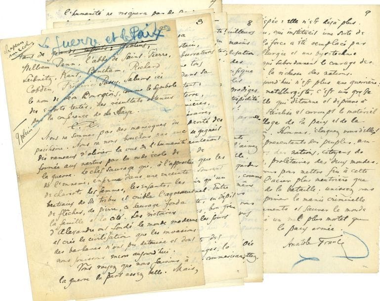 FRANCE Anatole (1844-1924) [AF 1896, 38e f].
MANUSCRIT signé « Anatole France », La Guerre et la Paix, [1907 ?] ; 8 pages in-8.

« Nous ne sommes pas des maniaques du pacifisme. Nous ne nous bouchons pas avec des rameaux d’olivier la vue de l’humanité formée aux vertus par la rude école de la guerre [...] colons, terres et fruits de la terre, bestiaux, céréales, matières premières, produits manufacturés, numéraire, crédits, tout ce qui fait la prospérité des peuples et la force des races se gagnait jadis par la violence. C’est maintenant affaire d’entente entre nations de civilisation égale. Il est vrai que les races inférieures en font trop souvent les frais. Mais on peut prévoir qu’un si cruel abus ne sera pas éternel. [...] La multiplicité croissante des communications et des échanges, la solidarité forcée des marchés commerciaux et des marchés financiers, les rapides développements du socialisme international, de la fédération des prolétaires, préparent insensiblement l’union des peuples de tous les continents. La paix universelle se réalisera un jour, non parce que les hommes deviendront meilleurs [...] mais parce qu’un nouvel ordre de choses, une force nouvelle, de nouvelles nécessités économiques [...] leur imposeront l’état pacifique »... Etc.

FRANCE Anatole : voir nos 983, 1033.