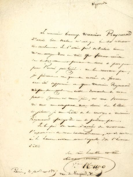 HUGO Victor (1802-1885) [AF 1841, 14e f].
L.A.S. « Vor Hugo », Paris « rue de Vaugirard » 2 juillet 1825, à François RAYNOUARD, Secrétaire perpétuel de l’Académie Française ; 1 page in-

Curieuse lettre refusant des billets d’entrée à une séance de l’Académie.
Hugo avait demandé à Raynouard des billets revêtus de sa signature qui « pussent me servir de passeport pour l’entrée privilégiée. Ne les recevant pas, je présume que ces entrées de faveur ont été supprimées et que Monsieur Raynouard n’a pas pris garde à cette demande de ma part. Comme ni mon père, ni ma femme ni moi ne comptons nous servir des billets ci-joints, je me hâte de les renvoyer »...
On joint la lettre de réponse de RAYNOUARD, 6 juillet 1825 (L.A.S., 1 page et demie in-4 avec vignette et en-tête, adresse ; et brouillon autographe de cette même lettre), qui explique que ces billets étaient bien ceux pour les places du centre : « j’avais fait pour vous être agréable tout ce que la circonstance me permettait »...
