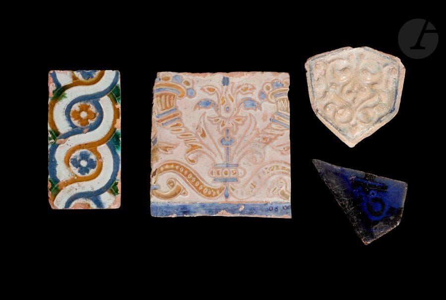Quatre carreaux de céramique divers
Un carreau timouride XVe siècle, hexagonal à décor de rinceaux moulés sous glaçure turquoise, L. 9,5 cm ; un carreau triangulaire, Proche-Orient, XIIIe siècle à décor de lustre métallique sur fond bleu cobalt, L. 9,8 cm ; un carreau espagnol carré lustré à décor cuerda seca de tige florale encadrée de deux cornes d’abondance, fin XVIIIe siècle, L. 13,8 cm ; un carreau espagnol rectangulaire à décor cuenca y arista d’entrelacs polychromes, 
L. 13 cm 
État : une restauration sur le carreau cuerda seca, sauts de glaçure sur le carreau timouride moulé.

Four different ceramic tiles