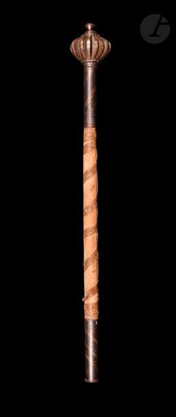 Masse d’arme, Turquie ottomane, XIXe siècle
En acier damasquiné d’un décor végétal à l’or, manche cylindrique partiellement recouvert de velours orné de bandes en fibres végétales, sommé d’une masse à ailettes et embout tronconique.
Longueur : 67 cm
État : gaine de velours et fibres végétales usées, gaine détériorée.

A steel mace, Ottoman Turkey, 19th century