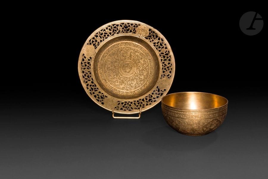 Soucoupe et bol en laiton à décor animalier et végétal, Iran, XIXe siècle 
Bol hémisphérique gravé d’un décor animalier de capridés, oiseaux, lièvres sur fond feuillagé alternant avec des médaillons polylobés à décor floral. Soucoupe à décor gravé sur le fond d’un feuillage animé d’oiseaux ou dans des médaillons, et ajouré et gravé sur le marli.
Diamètre bol : 10,8 cm ; hauteur : 5 cm ; diamètre soucoupe : 17,5 cm

Brass saucer and bowl, Iran, 19th century 