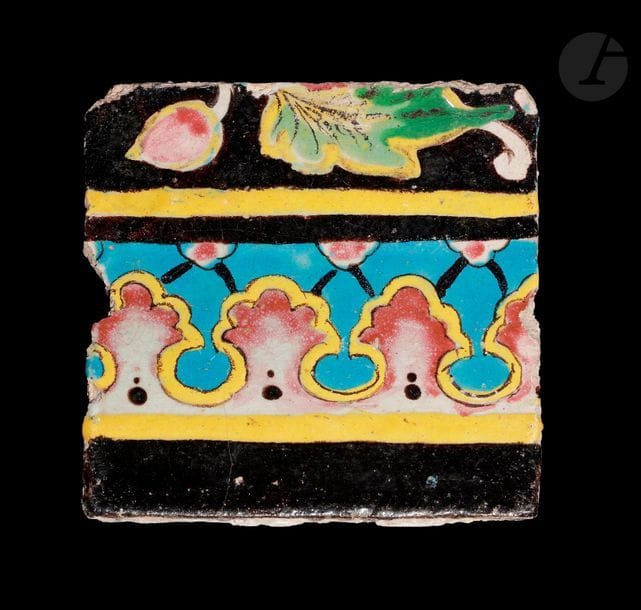 Trois carreaux de revêtement en céramique polychrome, Iran, XIXe siècle 
Le premier à décor de médaillon étoilé garni de roses, entouré de deux frises de roses sur fond jaune et bleu, le second d’une frise d’arcatures sur fond turquoise et le dernier d’une composition végétale en arabesque. 
Dimensions entre : 18 x 18 cm et 21,5 x 21,5 cm 

Three ceramic tiles, Iran, 19th century