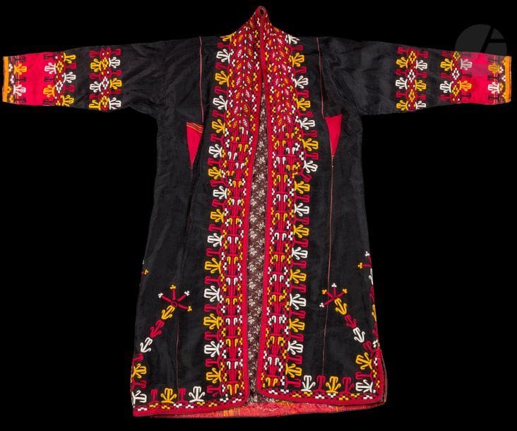 Manteau de femme de type Chyrpy, Turkménistan, Tekke, XXe siècle 
A manches mi-longues en tissu synthétique noir et grenat brodé de fils polychromes, sur le devant et sur les manches de motifs géométriques. Doublure en cotonnade fleurie. 
Longueur : 97,5 cm ; carrure : 41 cm 

A women’s coat, Chyrpy type, Turkmenistan, Tekke, 20th century