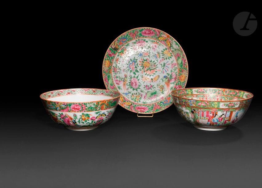 Deux coupes et une assiette en porcelaine de Chine, Canton, dont une datée 1299 H / 1881
Porcelaine blanche et émaux polychromes à rehauts d’or, une coupe et une assiette à décor de composition florale de type gul-e bulbul à dominante de roses et animée d’oiseaux et de papillons ; une deuxième coupe à décor de médaillons inscrivant des scènes de cour et du gul-e bulbul sur fond vert fleuri autour d’un médaillon inscrit en persan à l’encre noire donnant le nom du commanditaire « Farmayesh Agha aseyyed […] Mazloum, 1299 H ». 
Diamètres : 22,5, 23 et 26,5 cm 
État : très légers sauts de polychromie. 

Two Canton cups and a plate, China for Persian market, one dated AH 1299/1881

 Les porcelaines chinoises ont connu un grand succès dans le monde iranien qui a engendré la naissance d’une production d’exportation dont cette coupe est un représentant. Le motif tapissant de roses et volutes vertes dominant ces pièces fait son apparition dans les années 1850.