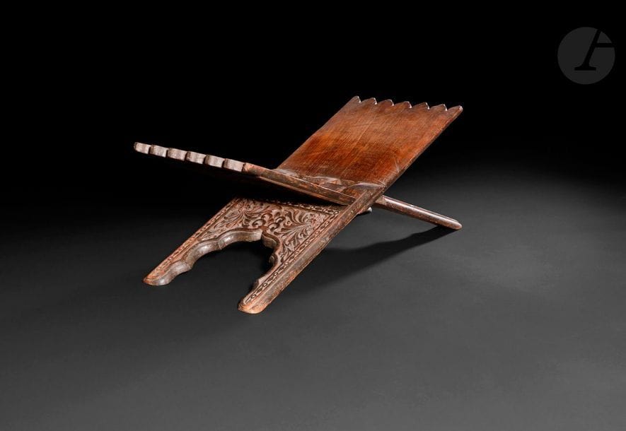 Porte-Coran en bois sculpté, Pakistan, Swat, début XXe siècle
Panneaux articulés à bords crénelés qui s’emboîtent. Sur chaque pan, décor de rondeaux garnis de rosettes fleuronnées et de motifs végétaux.
57 x 22 cm 

A Qur’an holder, Pakistan, Swat, early 20th century