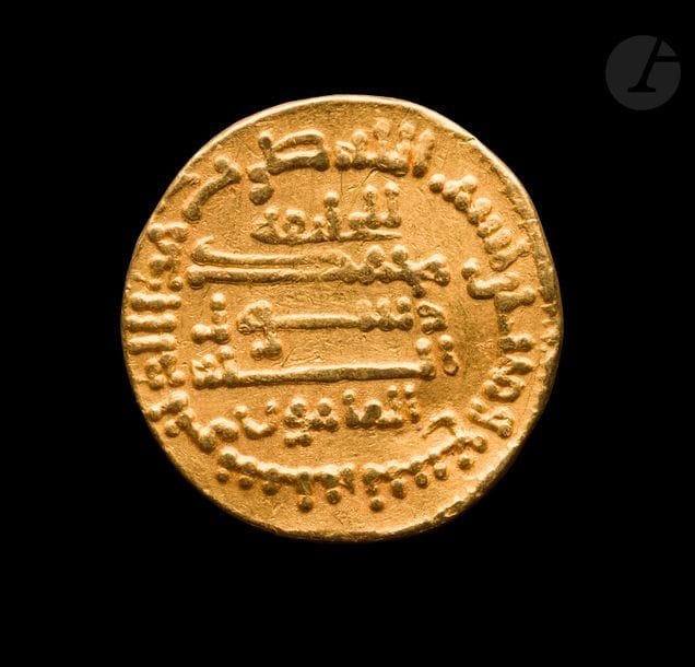 ABBASSIDES
Al-Ma’mûn (199-218 H / 813-833)
Dinar d’or daté 209 H / 824, au nom du calife al-Ma’mûn et de ‘Ubayd Allah ibn al-Sarî, gouverneur d’Égypte.
Poids : 4,3 g
TB