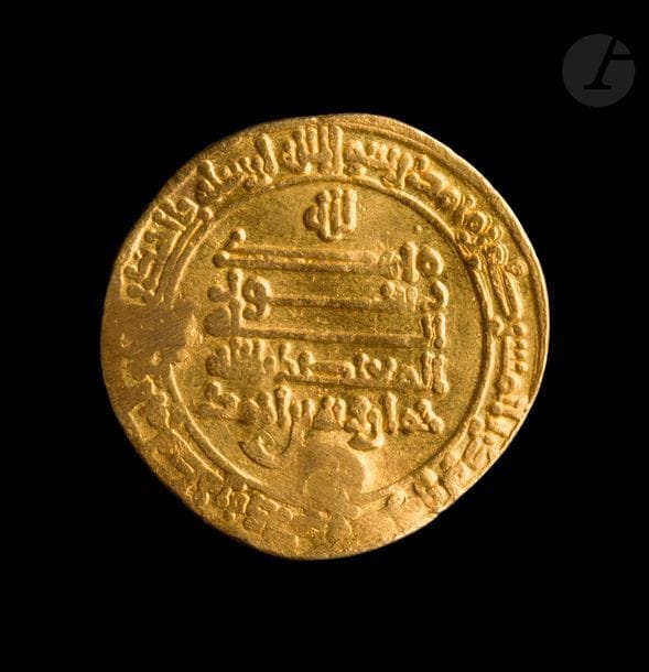TOULOUNIDES
Kumarawayh ibn Ahmad (270-282 H / 884-896)
Dinar d’or daté 280 H / 893, au nom de al-Mu’tadhid Billah et Kumarawayh ibn Ahmad, gouverneur d’Égypte, Misr (Égypte) ?
Poids : 4,7 g
B