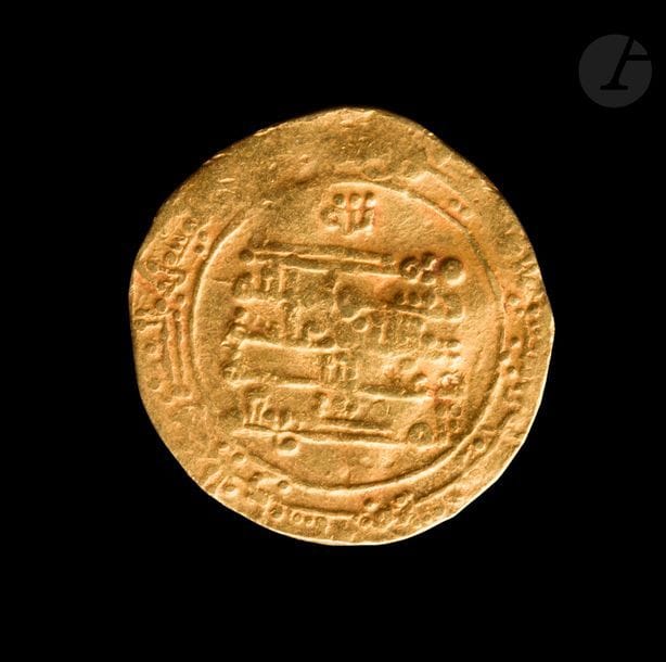 IKHSHIDIDES
Al-Muqtadîr dit al-Mutî’ (334-363 H / 946-74)
Dinar d’or daté 353 H / 963 ?, au nom de al-Mutî’ ?, ‘Alî ? et K(afur) ?, Filastin (Palestine).
Poids : 5,1 g
B