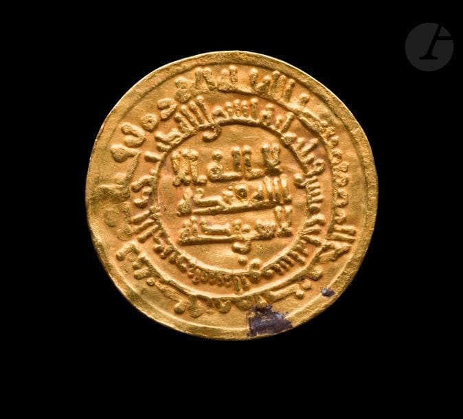 SAMANIDES
Nasr ibn Ahmad ou Nasr II (301-331 H / 914-43)
Dinar d’or daté 311 H / 923 ?, au nom de Nasr ibn Ahmad, Naysabur (Nishapour)?
Poids : 4,7 g
TB