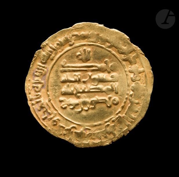 SAMANIDES
Mansûr I (349-365 H / 961-76)
Dinar d’or daté 364 H / 974 ?, au nom du calife Al-Mutî’ ?, Mansûr ibn Nûh et al-Walî Muhammad ?, Herat ?
Poids : 3,6 g
B