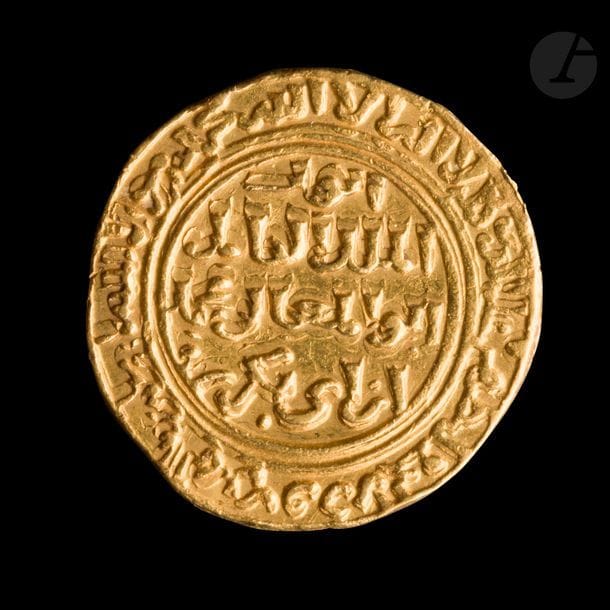 AYYOUBIDES
Al-Kamîl (615-635 H / 1218-38)
Dinar d’or daté 629 H / 1231, aux noms de al imam al-mansur abu ja’far al-mustanam billah amir al-mu’minin et al-malik al-kamil abu al-ma’ani muhammad ibn abi bakr, al-Qahira (Le Caire).
Poids : 6,7 g
TTB