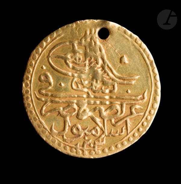 OTTOMANS
Selim III (1203-1221 H / 1789 - 1807)
Sultani d’or à la tughra de Selim III daté 1203 H / 1788-89, Islambul (Istanbul).
Poids : 2,3 g
TB, une perforation de suspension.