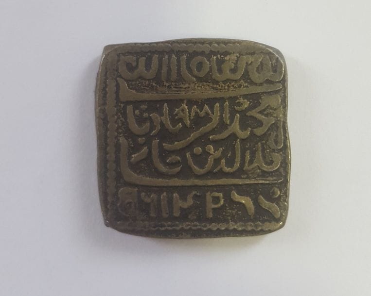 Lot de 91 pièces, fals, en cuivre : 
17 omeyyades, 1 abbasside, 4 bouyides, 3 tughluqides, 8 artuqides, 1 zengide, 9 ayyoubides, 4 seldjoukides de Rum, 36 mamelouks, 1 ilkhanide, 7 ottomanes. Nombreux lieux de frappe, noms de souverains et dates. 
États divers.