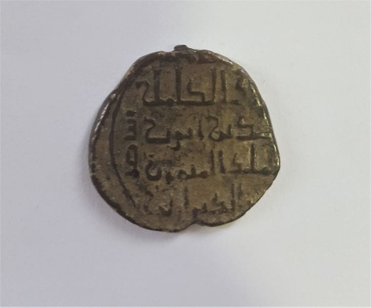 Lot de 90 pièces, fals, en cuivre : 
17 omeyyades, 5 bouyides, 3 tughluqides, 8 artuqides, 1 zengide, 8 ayyoubides, 4 seldjoukides de Rum, 
36 mamelouks, 8 ottomanes. Nombreux lieux de frappe, noms de souverains et dates. 
États divers.