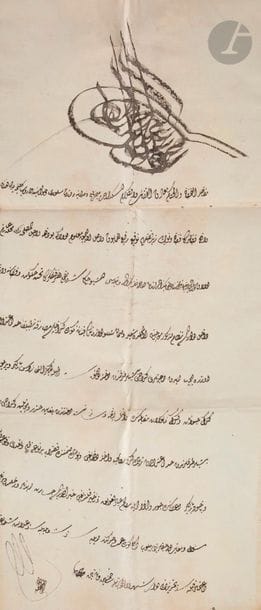 Firman ottoman sur papier, Turquie, XIXe siècle 
Firman sur papier de trois plis horizontaux, un pli vertical, 10 lignes de texte à l’encre noire sous la tughra du sultan Mahmud II (r. 1808-1839). Légendé au dos en français : « Firman spécial pour la fourniture de six [?] des fourrages de subsistance au prix légal de [?] Sultani à [?] » 
72 x 23 cm 
État : un trou, taches, probablement raccourci en largeur, dorure et quelques traits d’encre de la tughra effacés. 

An Ottoman firman, Turkey, 19th century