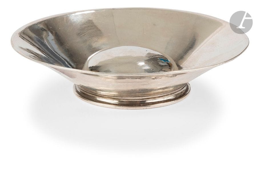 BORDEAUX 1781 - 1782
Tasse à vin à ombilic en argent, reposant sur une petite bâte, gravée PL au revers. 
État : ancienne restauration
Orfèvre : Jacques GEORGEON, reçu en 1779
Poids : 60,9 g - diamètre : 9,9 cm 