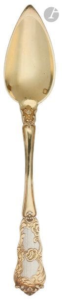PARIS MILIEU DU XIXe Siècle
Douze cuillers à thé en vermeil et leur pince à sucre, spatule guillochée en argent et bordures vermeillées feuillagées. 
Poinçon minerve
Orfèvre : François-Pamphile JOZAN, insculpe en 1836, biffé en 1847
Poids : 244,60 g 