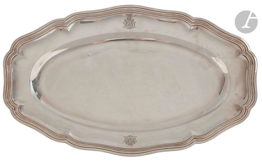 FLAMAND ET FILS 1880 - 1891
Plat ovale de service polylobé, mouluré de rangs de filets et gravé sur le marli de part et d’autre d’armoiries comtales. Au revers de la mention : 
A MON PETIT NEVEU ER. 
Poinçon minerve
Poids : 1182,10 g - longueur : 45,3 cm
largeur : 30 cm 