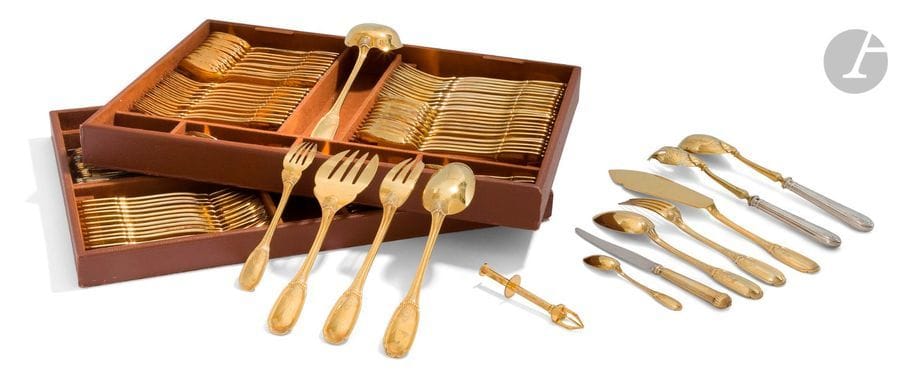 SOUCHE LAPPARRA ORFèVRES
Ménagère en vermeil modèle BLOIS, elle est composée de 115 pièces : 
- 12 fourchettes de table
- 12 cuillers de table
- 12 fourchettes à entremets
- 12 cuillers à entremets
- 12 cuillers à moka
- 12 fourchettes à poisson
- 12 couteaux à poisson
- 12 couteaux de table lames acier marquées LAPPARRA 
- 12 couteaux à fromage lames acier marquées LAPPARRA
- 1 cuiller à maigre et à gras 
- 1 couvert à poisson 
- 1 couvert à servir 
- 1 louche
- 1 couteau tranchoir
Poinçon minerve
Poids total net de la ménagère : 4739,20 g - Poids total brut : 6472,70 g
On y joint une pince à glaçons en métal doré et un couvert à salade en métal doré et manche argent d’un différent modèle (poids brut : 237,80 g) 