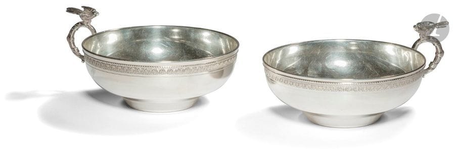 TRAVAIL éTRANGER CONTEMPORAIN
Deux tasses en argent (900‰) circulaires à anses figurant un oiseau les ailes déployées en appui-pouce. 
On y joint un plateau, une tasse et sa soucoupe et une laitière non couverte en argent étranger. 
Poids : 1198 g 