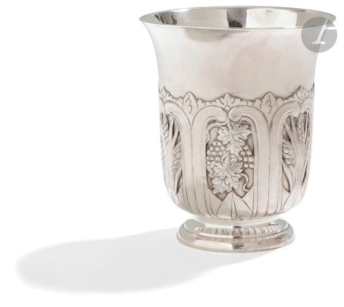 PARIS 1819 - 1838
Timbale tulipe en argent sur un piédouche à gradins, le corps à appliques aux deux tiers d’une alternance de pampres et d’épis de blé. 
Pas de poinçon d’orfèvre
: 192,70 g - hauteur : 10,4 cm