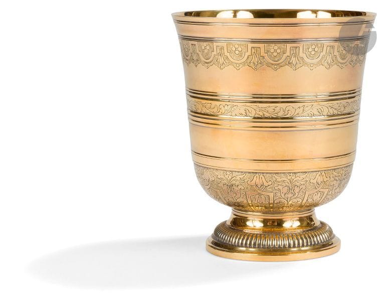 PUIFORCAT 
Importante timbale tulipe en vermeil, le piédouche mouluré de godrons gravée sur trois registres de rinceaux sur fond amati. 
Gravée sous la bordure du pied : 1922 - 24 janvier 1972
 Poinçon minerve
Orfèvre : PUIFORCAT poinçon d’orfèvre et en toutes lettres PUIFORCAT PARIS
Poids : 336,60 g - hauteur : 11,6 cm
 diamètre : 9,9 cm 