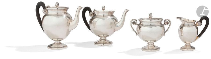 éMILE PUIFORCAT
Thé café égoïste deux tasses en argent composé de quatre pièces : théière, cafetière, sucrier couvert et pot à lait. Il repose sur un piédouche circulaire mouluré de rangs de feuilles et de points en rappel sur le haut du corps et le couvercle, les prises figurant des pommes de pin. 
Poinçon minerve
Poids brut : 823,20 g - hauteur : de 13 cm à 9 cm