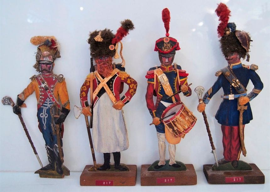 - Artillery drum. - 
Major drum of the ESM
 Saint-Cyr, 1846 

- Major drum of the 17th

 light (1809). -

 Sapper of the 3rd

 Regiment.

 Painted wooden figures, dressed in paper, wool and

 fur.

 Height:

 27 cmMissing the

 base at one.

