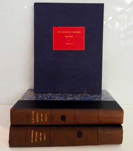 FANFARO
Les Hussards prussiens. 1730-1807. Hambourg, Friese und Lacina, s.d., 2 vol. in-4, demi-reliure chagrin bleu, dos à nerfs, insolés, et un vol. in-4 pleine toile bleue soit 3 vol. 
Avec 232 planches en couleurs avec de nombreuses variantes de Klein, montées sur onglets. Les pl. 36 et 47 sont en double. Incomplet de la pl.198.