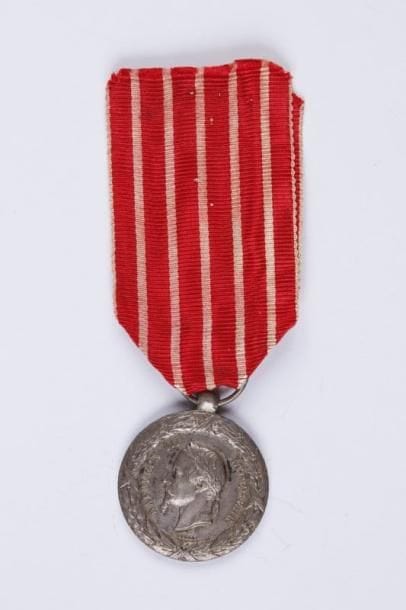 Médaille de la Campagne d'Italie 1859 en argent par Barre. Attribuée sur la tranche à un Sergent du 45e de ligne. Poinçon tête de sanglier et du fabricant Barre. Ruban légèrement décoloré. T.T.B.