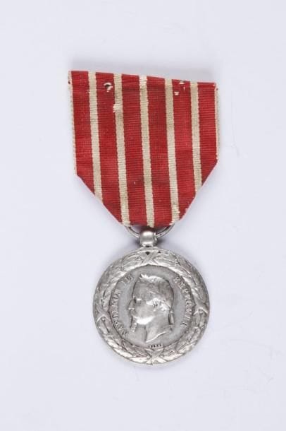 Médaille de la Campagne d'Italie 1859 en argent par Barre. Attribuée sur la tranche à un Sous Off. Zouaves de la Garde 2694. (Usure à l'effigie). Ruban ancien. T.T.B.
