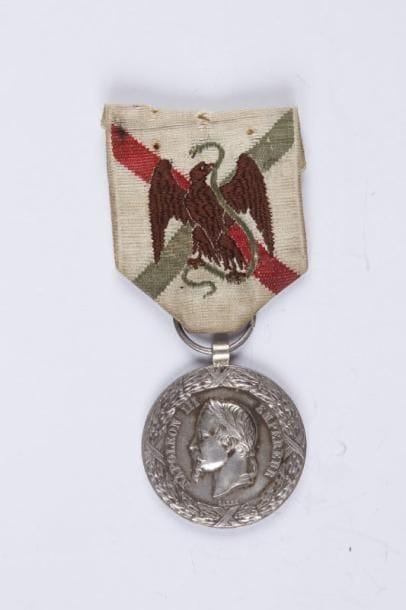 Médaille de la Campagne du Mexique 1862-1863 en argent par Barre. Beau ruban ancien (trous de fixations). Poinçon du fabricant Barre. T.T.B.