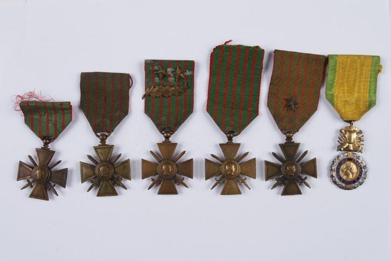 GUERRE 1914-1918. Lot comprenant 5 Croix de Guerre 1914-1918 (divers millésimes), et une Médaille Militaire 7e type.