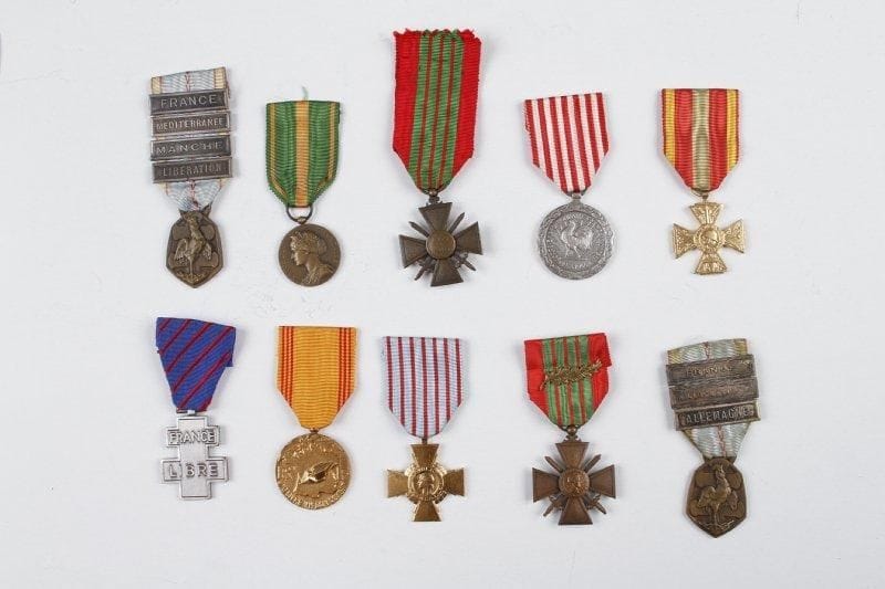 GUERRE 1939-1945. Lot comprenant 1 Croix de Guerre 1939-1940 (2 palmes et 3 étoiles), 1 Croix de Guerre 1939, 1 médaille Commémorative barrettes France, Méditerranée, Manche et Libération, 1 médaille Commémorative barrettes France, Libération et Allemagne, 1 médaille de la France Libre, 2 médailles des Evadés, 1 médaille des Engagés Volontaires, 1 médaille des Réfractaires, 1 médaille de la Campagne d'Italie 1944, 1 Croix du Combattant. T.T.B.