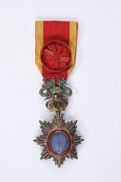 ANNAM
Ordre du Dragon (1886). Etoile d'officier en vermeil émaillé. Ruban rouge à bandes jaune à rosette (pour les militaires avant 1900). Poinçon du fabricant Arthus Bertrand. T.T.B.