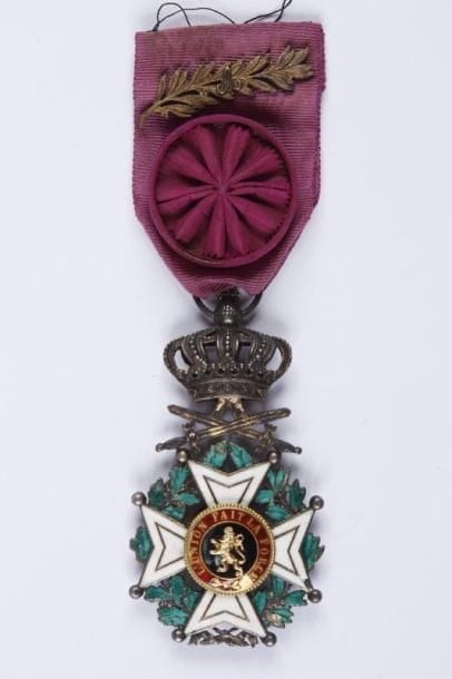 BELGIQUE
Ordre de Léopold I (1832). Croix d'officier à titre militaire en vermeil et or émaillé. Plusieurs éclats à l'émail des pointes, des centres (décollés) et du feuillage. Ruban à rosette avec palme au chiffre d'Albert. On y joint un Croix de Guerre 1914-1918. AB et SUP