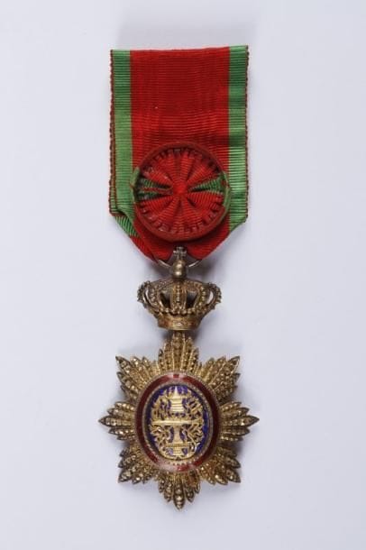 CAMBODGE
Ordre Royal (1864). Etoile d'officier en vermeil émaillé et centre en or. Ruban rouge à bandes vertes. Poinçon tête de sanglier. T.T.B.