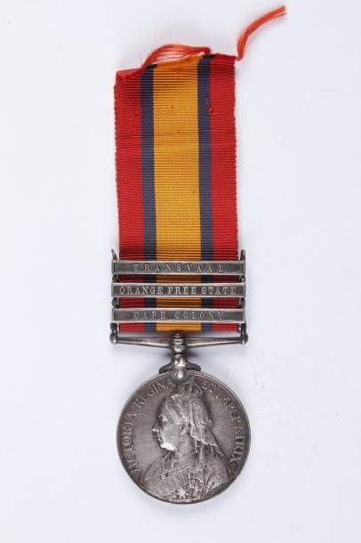GRANDE BRETAGNE
Queen's South Africa Medal en argent à l'effigie de Victoria. Ruban postérieur avec trois barrettes «Transvall»; «Orange Free State» et «Cape Colony». (Rayures). Attribuée. T.T.B.