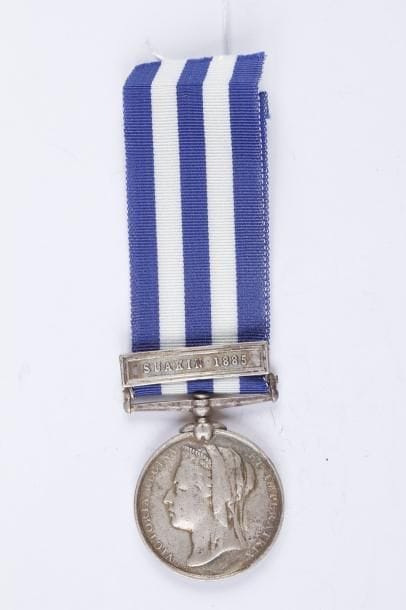GRANDE BRETAGNE
Egypt Medal en argent à l'effigie de la Reine Victoria. Ruban postérieur avec barrette «Suakin 1885». (Chocs et usures). Attribuée. T.B.