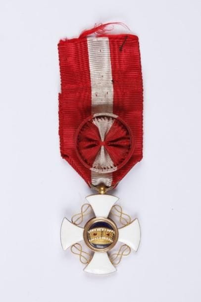 ITALIE
Ordre de la Couronne (1868). Croix d'officier en or émaillé. Ruban ancien à rosette. Largeur: 37 mm. SUP