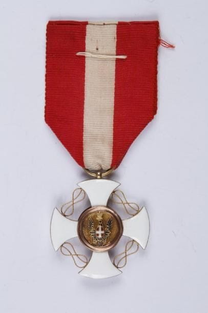 ITALIE
Ordre de la Couronne (1868). Croix de chevalier en or émaillé. Dans un écrin non conforme de la maison Bacqueville à Paris. Largeur: 36 mm. SUP