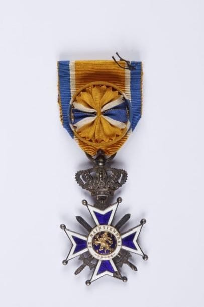 PAYS-BAS
Ordre d'Orange Nassau (1892). Croix de chevalier en argent, vermeil et émail. Eclats à l'émail blanc de deux pointes et petits cheveux. Poinçon tête de sanglier. Largeur: 39 mm. A.B.E