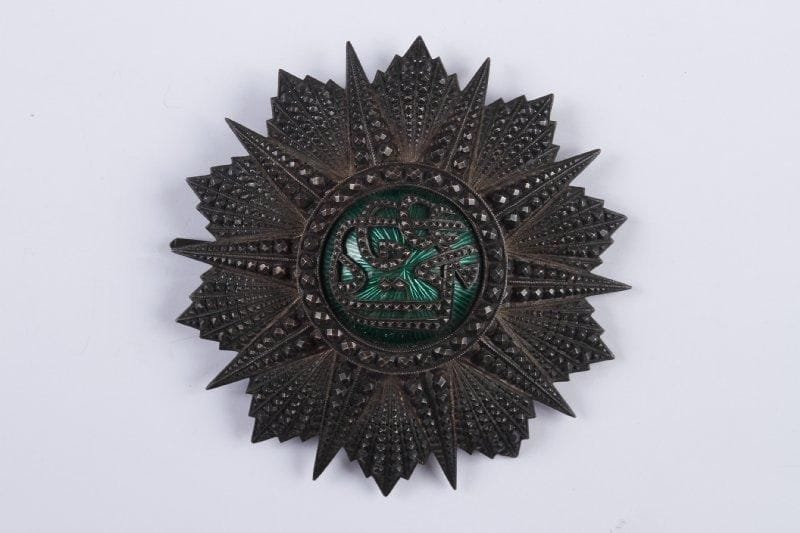 TUNISIE
Ordre du Nichan Iftikar Mohamed Es Sadok Bey (1859-1882). Plaque de Grand-Croix en argent repercé et diamanté et émail. Plaque de fabricant de la maison Halley Palais Royal à Paris. Poinçon tête de sanglier et tête de nègre. (Fêle à l'émail vert du centre). T.T.B.