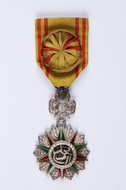 TUNISIE
Ordre du Nichan Iftikar Mohamed el Naceur Bey (1906-1922). Etoile d'officier en argent, vermeil et émail. Poinçon tête de sanglier et du fabricant. Ruban ancien à rosette. SUP