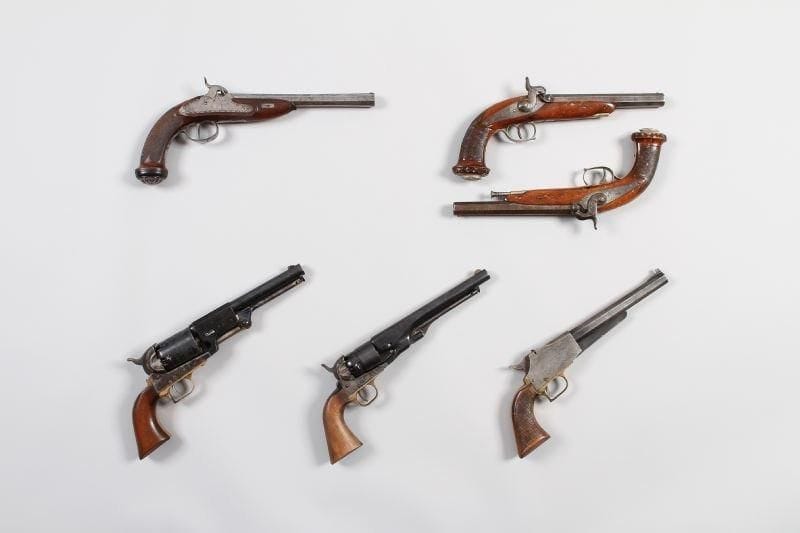 Revolver de style US à poudre noire, un coup, calibre 44. Canon à pans, à carcasse gravée. Plaquettes de crosse en noyer. B.E. Reproduction italienne.