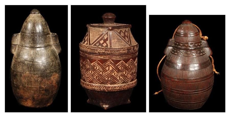 "Lot de 3 boîtes en bois KUBA (R.D. Congo). Deux boîtes à poudre de forme ovalaire, une boîte ronde à couvercle finement decorée. Belles patines anciennes.. Hauteurs:18,5 cm ; 18 cm et 14,5 cm."